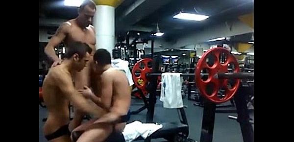  3-way sucking and fucking at the gym